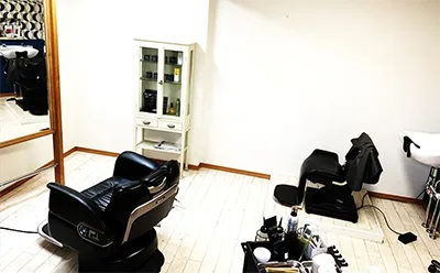 盛岡市 理容室 内観 落ち着いた雰囲気のバーバーショップ